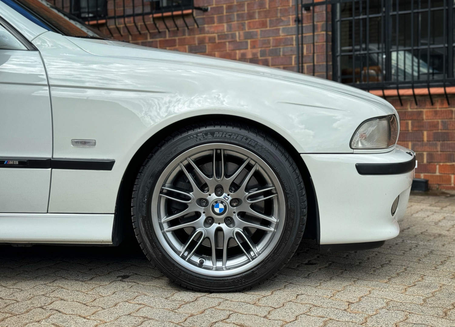 2000 BMW M5 (E39)