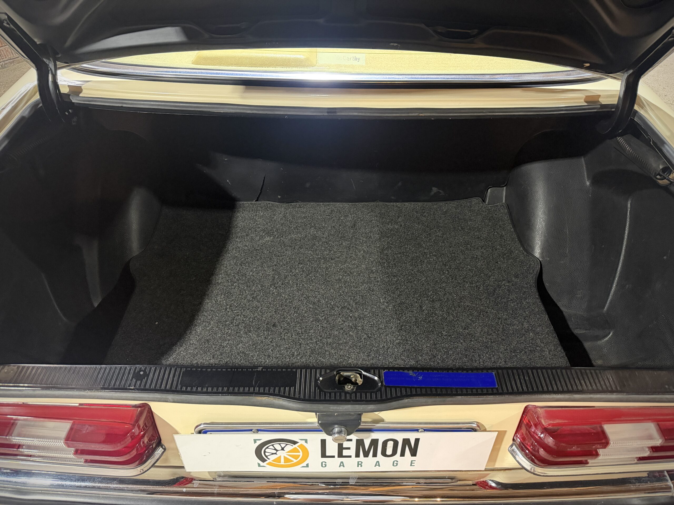 1984 Mercedes Benz 230E W123